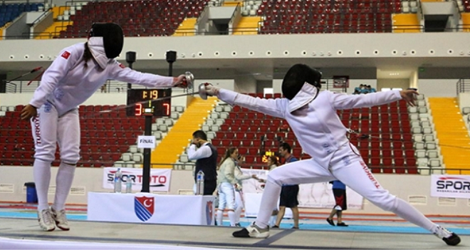 Karşıyaka eskrim gençlerde 3. oldu