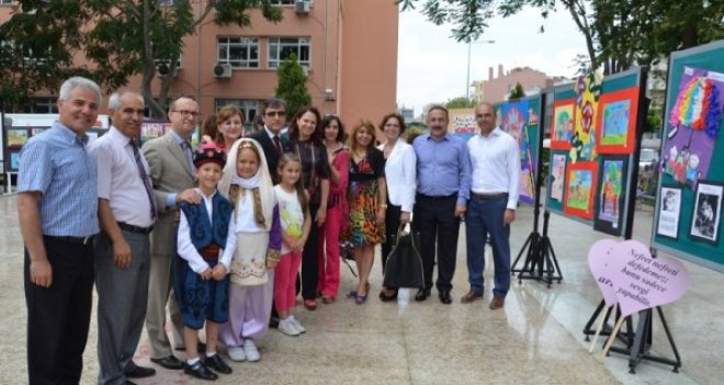 Karşıyaka Hükümet Konağı bahçesinde renkli sergi