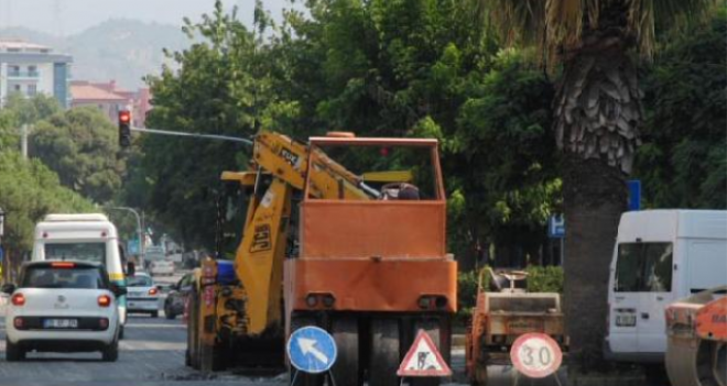 Karşıyaka'da iş makinesi yeraltı otoparkının tavanını deldi