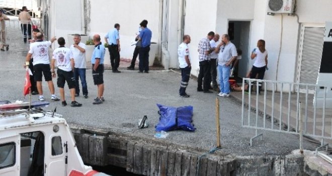 Karşıyaka İskele'den denize atlayarak intihar etti...
