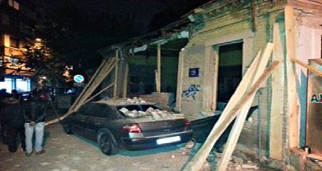 Karşıyaka İstasyonu İnşaat duvarı yıkıldı!..