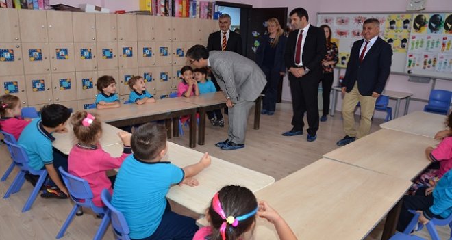 Karşıyaka Kaymakamı Yücel öğrencilerin programına katıldı