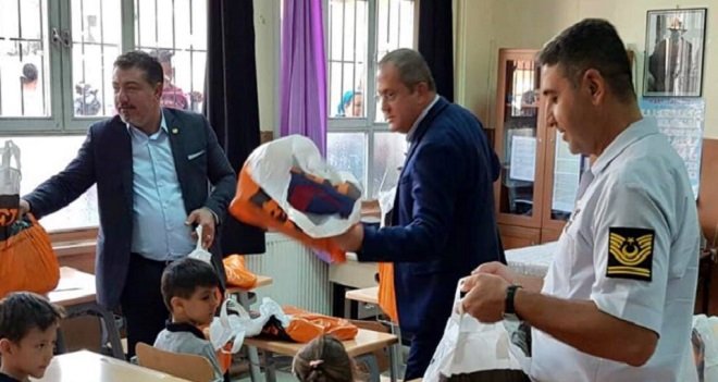 Karşıyaka Kızılay'dan 5 okulda 300 öğrenciye yardım...