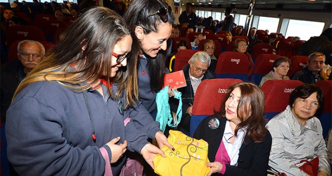 Karşıyaka-Konak vapurunda kitap sürprizi