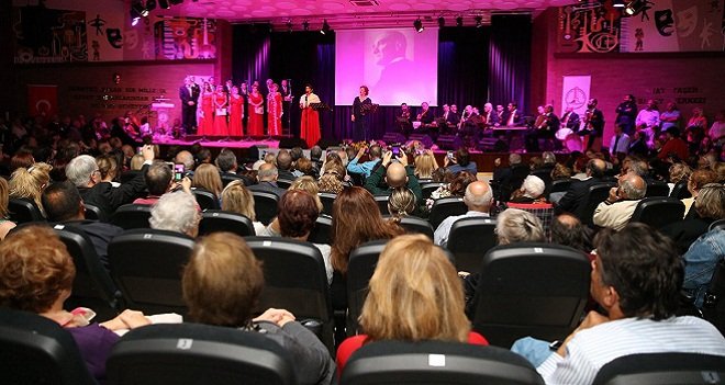 Karşıyaka Koro Şefleri Atatürk için çaldı ve söyledi...