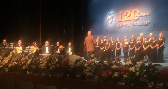 Karşıyaka korosu Bulgaristan'da ayakta alkışlandı...