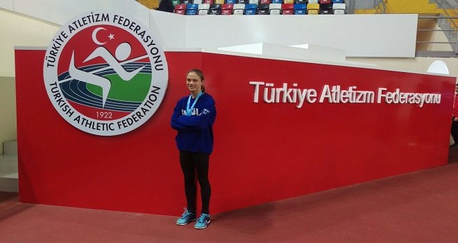 Karşıyaka Ortaokulu’ndan Simay, Türkiye’nin en hızlısı…