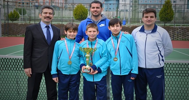 Karşıyaka Özel Yamanlar Teniste şampiyon...