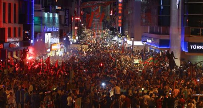 Karşıyaka şampiyonluğu bu akşam da kutlayacak