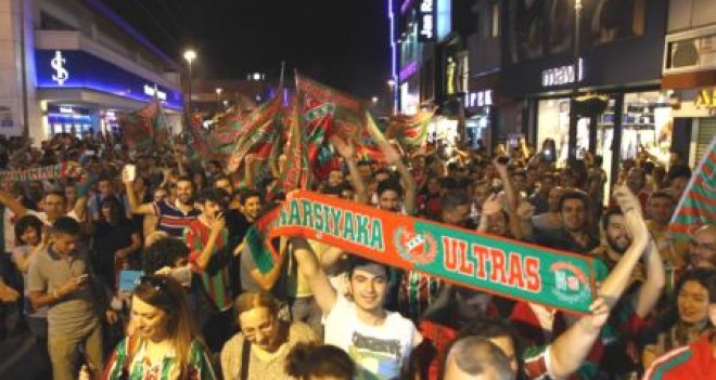 Karşıyaka şampiyonluğu kutluyor...