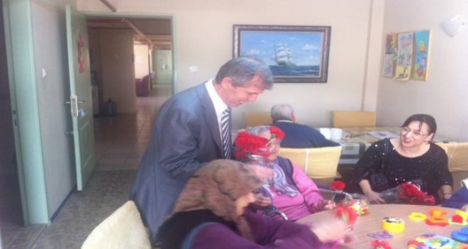 Karşıyaka SGM hasta ve yaşlıları ziyaret etti