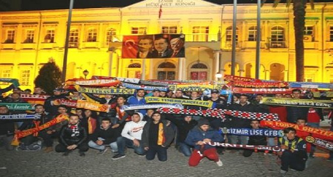 Karşıyaka taraftarı İstanbul'daki terör saldırısını protesto etti