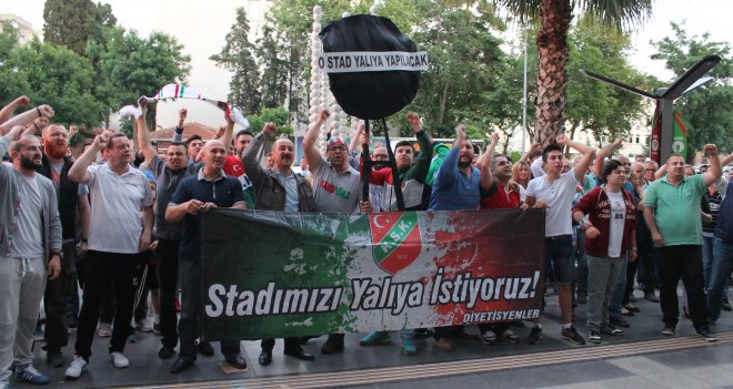 Karşıyaka taraftarı, stat için isyan etti