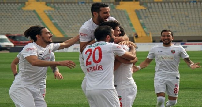 Karşıyaka, Tokatspor'u 4 golle geçti
