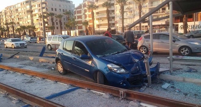 Karşıyaka Tramvay yolunda ilk kaza!