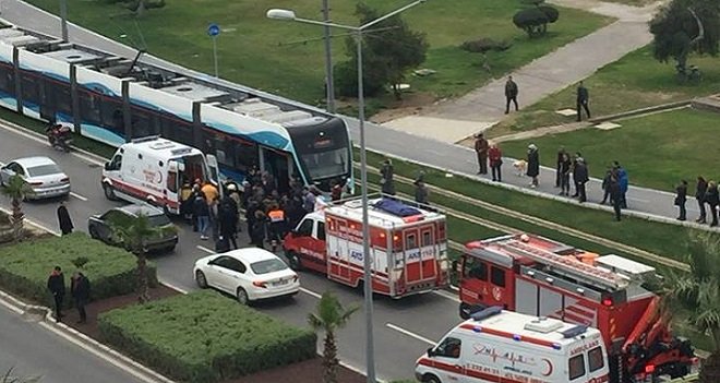 Karşıyaka Tramvayı'nda yine kaza...
