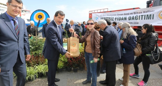 Karşıyaka Vapur İskelesi önünde 3 bin adet fidan dağıtıldı