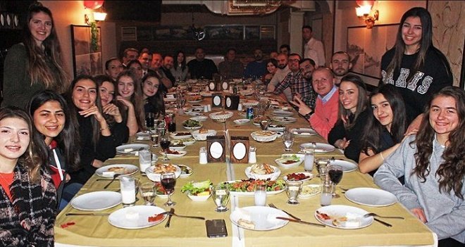 Karşıyaka voleybol yeni yılı erken kutladı...