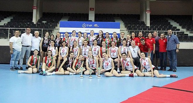 Karşıyaka voleybolda kupalarını aldı... 