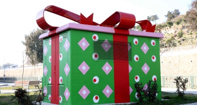 Karşıyaka'da trafolar hediye paketi oldu!..