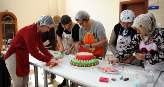 Karşıyaka'da 13 merkezde 145 hobi ve meslek edindirme kursu