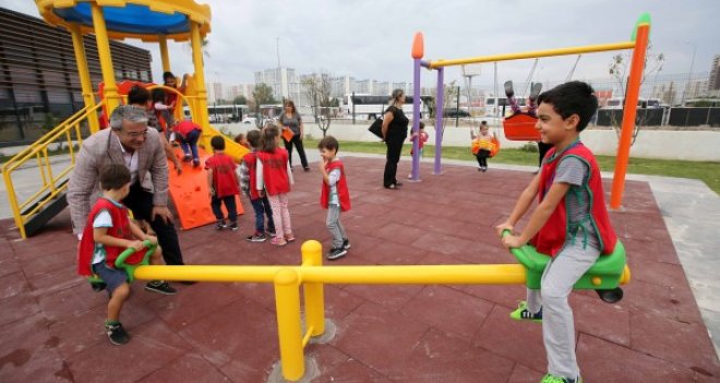 Karşıyaka'da 15 çocuk parkı yenilendi
