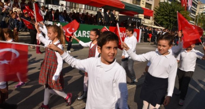 Karşıyaka’da 29 Ekim Cumhuriyet Bayramı törenle kutlandı