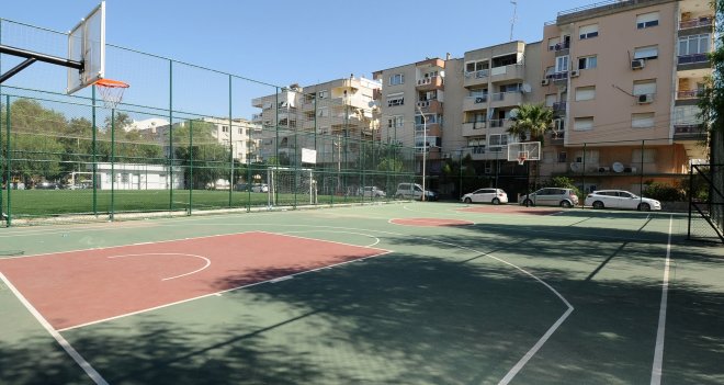 Karşıyaka'da 327 bin TL'ye basketbol sahaları yenileniyor