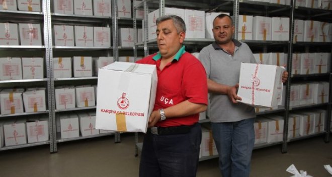 Karşıyaka'da 4 bin aileye erzak yardımı
