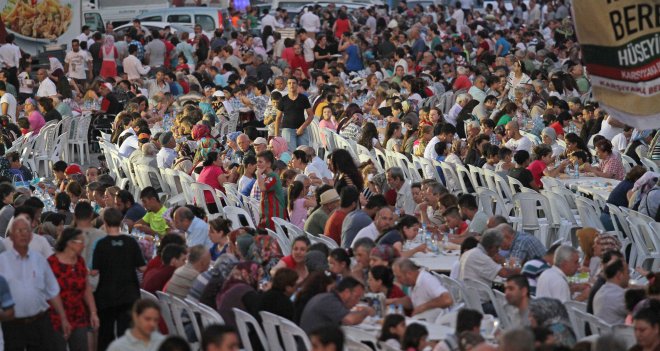 Karşıyaka'da 5000 kişilik iftar yemeği