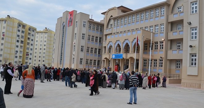 Karşıyaka'da 46 okul müdüründen 14'ü görevde kaldı
