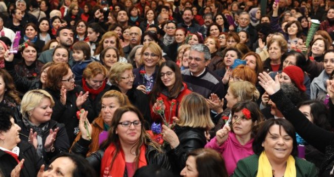 Karşıyaka'da 8 bin kadın türkü söyledi