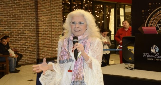 Karşıyaka'da Astrolog Rezzan Kiraz'a büyük ilgi