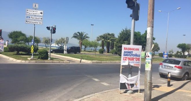 Karşıyaka'da Başbakan’ın Panolarına Saldırı