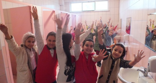 Karşıyaka'da binlerce öğrenci aynı anda ellerini yıkadı