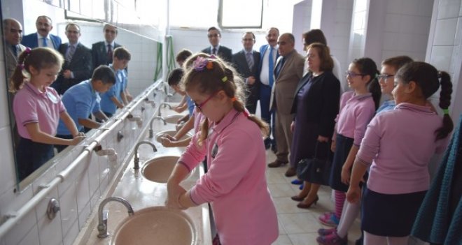 Karşıyaka'da binlerce öğrenci aynı anda ellerini yıkadı