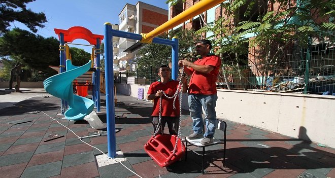 Karşıyaka'da çocuklar için oyun bahçeleri ve spor alanları yenilendi