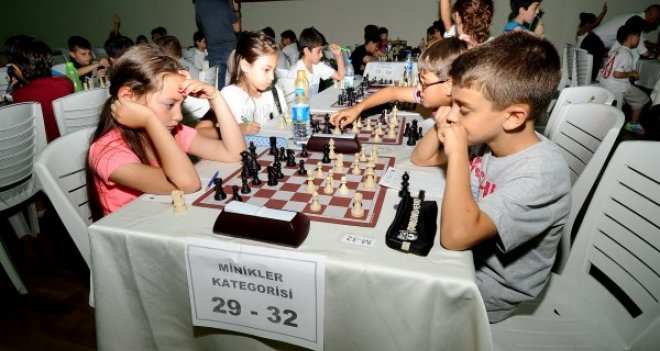 Karşıyaka'da çocuklar satranç turnuvasında ter döktü