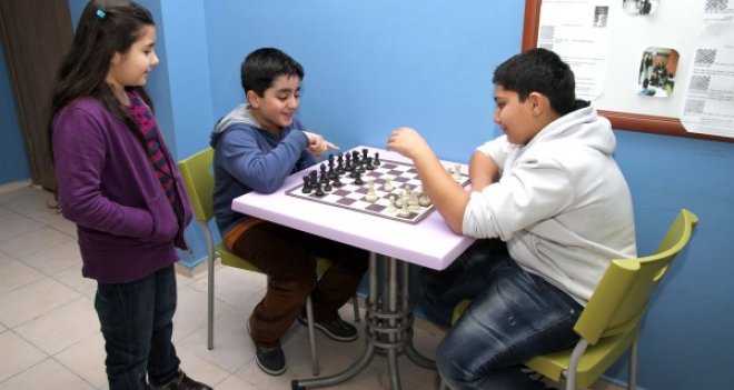 Karşıyaka'da çocuklara ücretsiz satranç kursu