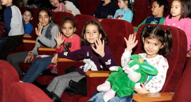 Karşıyaka'da çocuklara ücretsiz sinema ve tiyatro şöleni sürüyor