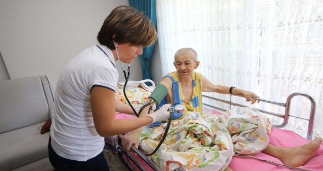 Karşıyaka'da ''Evde Sağlık Destek Merkezi'' dertlere derman oldu