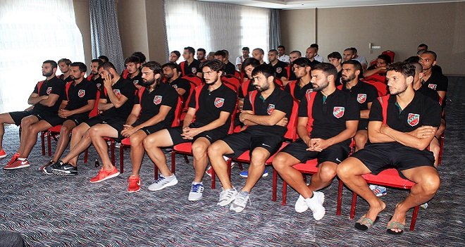 Karşıyaka'da futbolcular kampa gitmedi