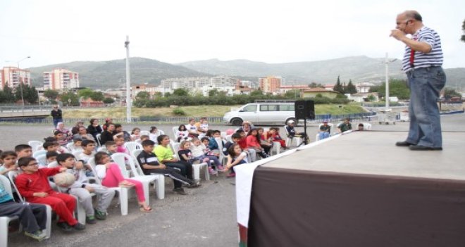 Karşıyaka'da ''Gezici sahne'' ile tiyatro sokağa taşındı