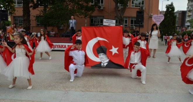 Karşıyaka'da halk oyunları şenliği sona erdi