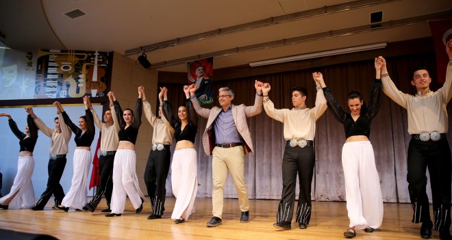 Karşıyaka'da halk oyunları şöleni