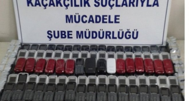 Karşıyaka'da kaçak cep telefonları ele geçirildi