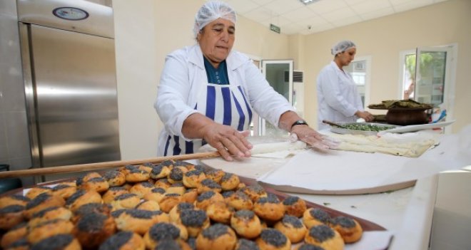 Karşıyaka'da kadınlar hem üretiyor hem satıyorlar