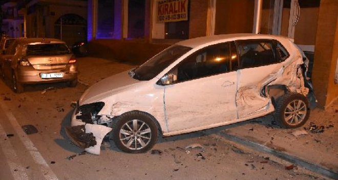 Karşıyaka'da kaza: 1'i ağır 2 yaralı