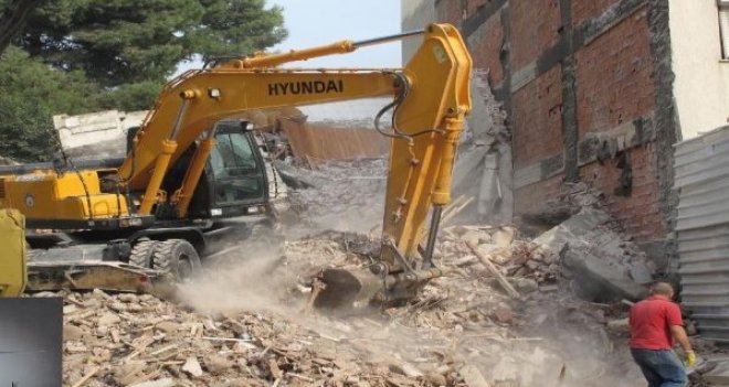 Karşıyaka'da kentsel dönüşüm kapsamında yıkılan bina korku yarattı