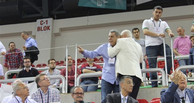 Karşıyaka’da kongre gergin geçti